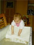 Schon die Kleinsten sind eifrig beim Brot backen